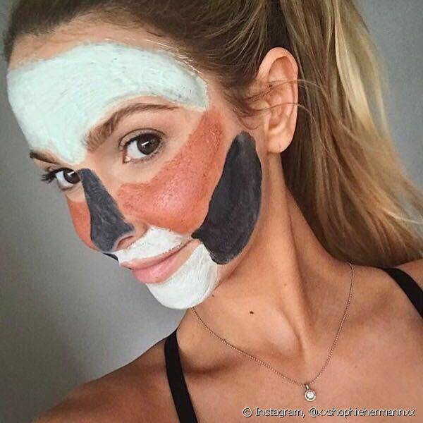 Selfie com máscara facial? Conheça a tendência de fotos que está bombando entre as blogueiras quando se trata de cuidados com a pele! (Foto: Instagram @xxshophiehermannxx)